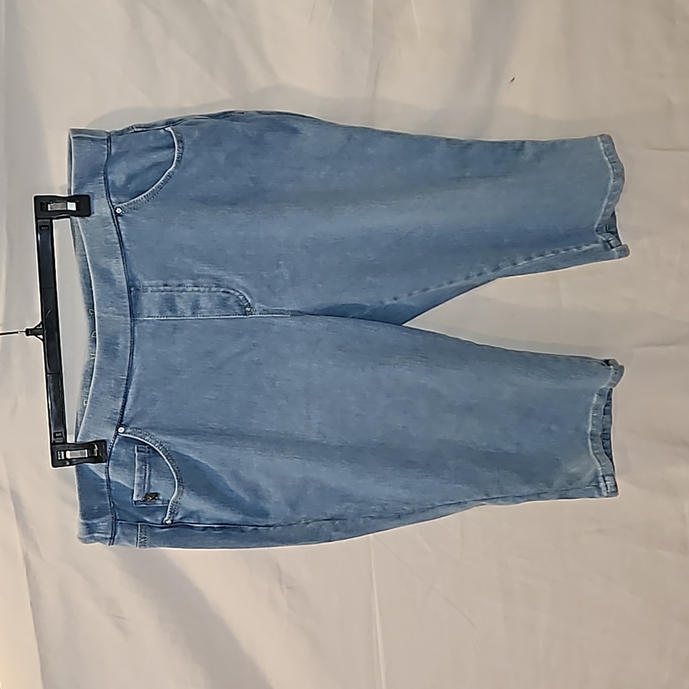 Belle by Kim Gravel light wash capri jeans